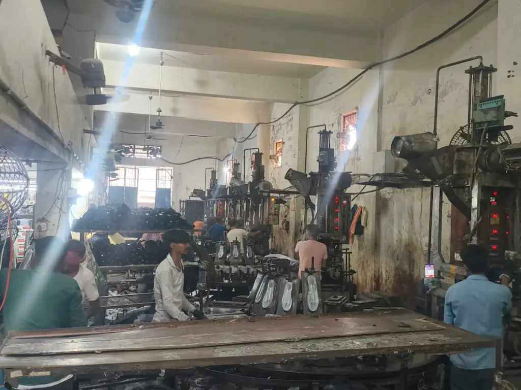 Shoe sole molding production unit
