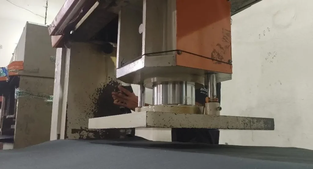 Hydraulic sheet cutting machine for shoe manufacturing